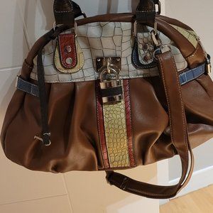 WOMANS HANDBAG
